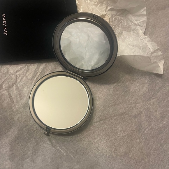 NEW Mary Kay Velvet Purse with Mirror Compact - Picture 5 of 10
